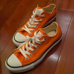 Converse sz 5 (7 women) Orange color